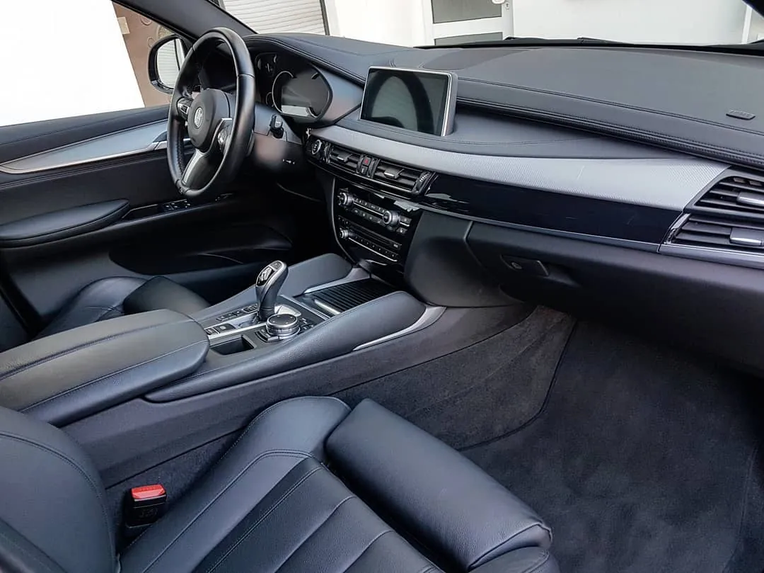Gereinigter Innenraum eines BMW X6 M