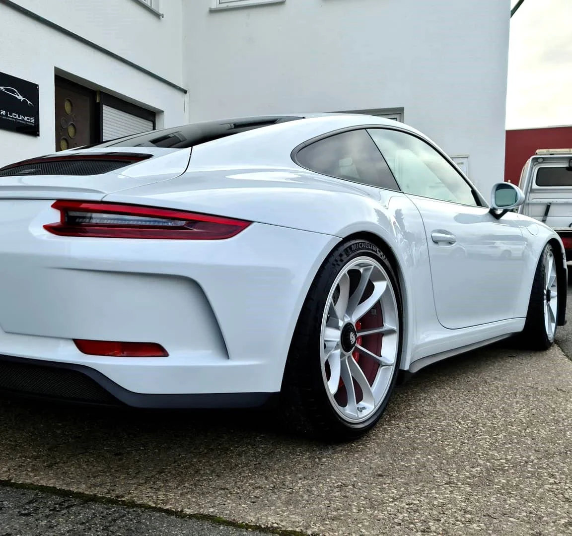Weißer Porsche 911 vor dem Studio der Car Lounge in Lauf
