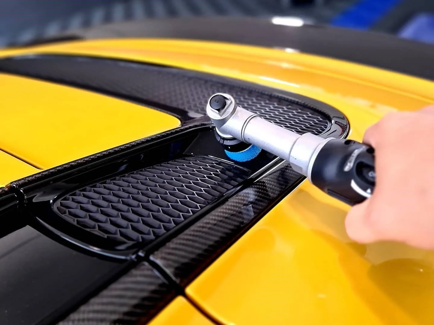 Detailarbeit an einem gelben Audi R8