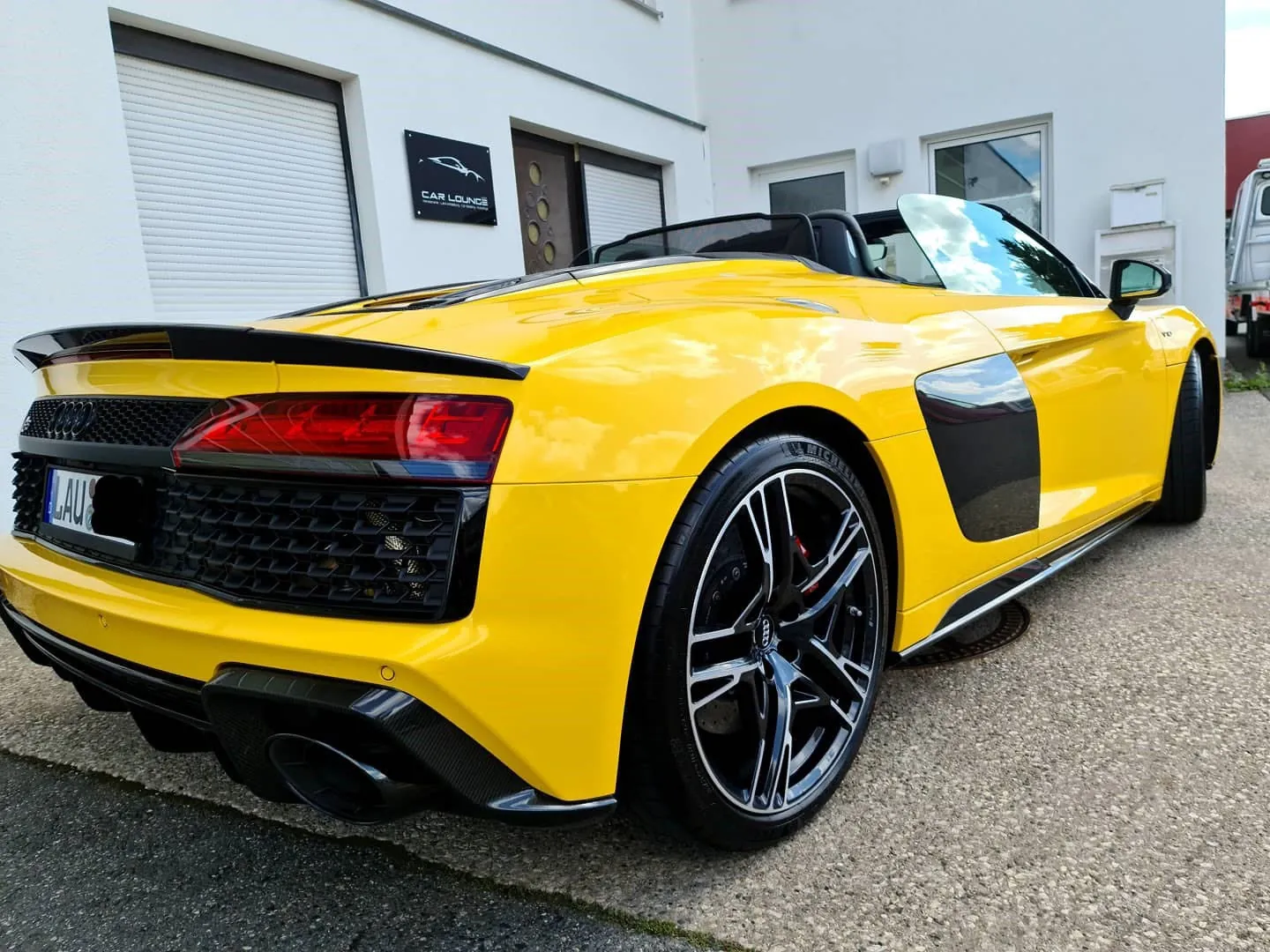 Front eines gelben Audi R8 Spyder