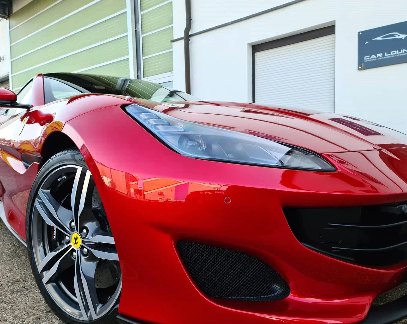 Roter Ferrari mit hochglänzend poliertem Lack