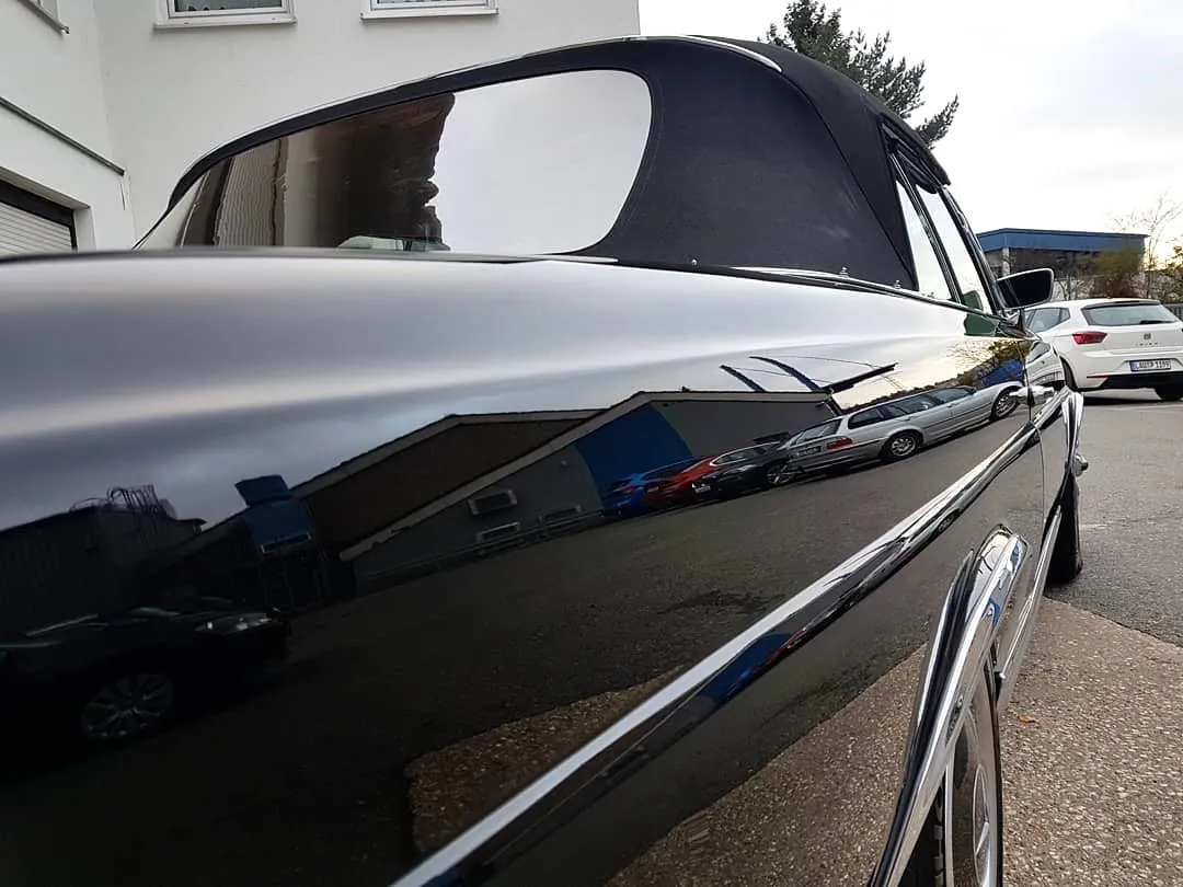Getönte Scheiben an einem Mercedes-Klassiker